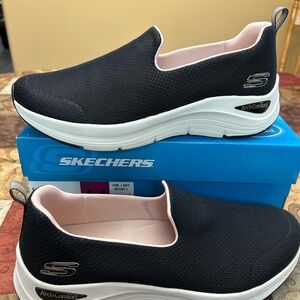 Skechers Ladies Arch Comfort Slip On Shoe, Size 11